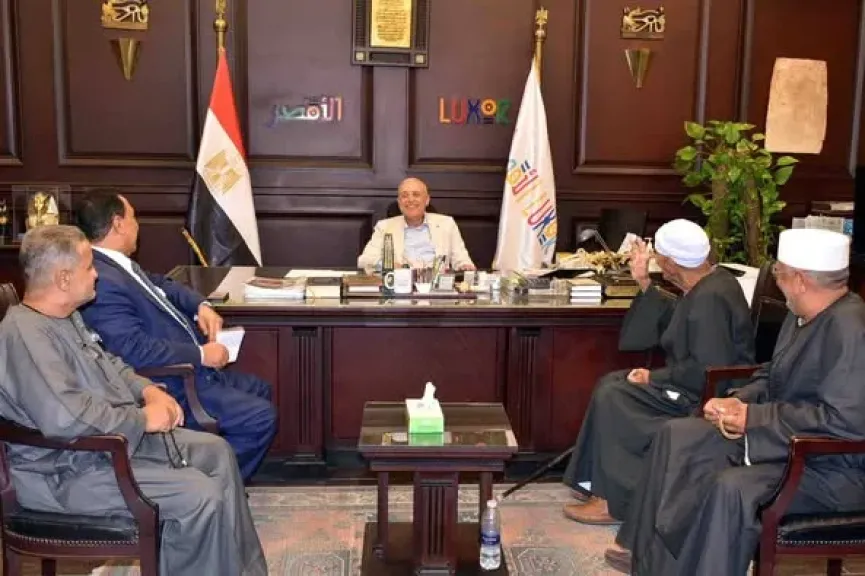محافظ الأقصر ووفد أهالي الشيخ عامر