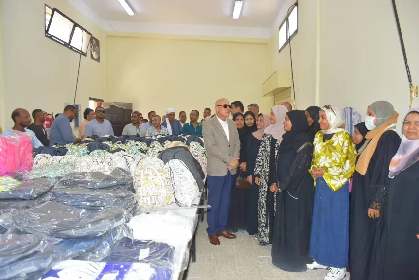 محافظ الأقصر يتفقد مجمع الصناعات الحرفية بالدير