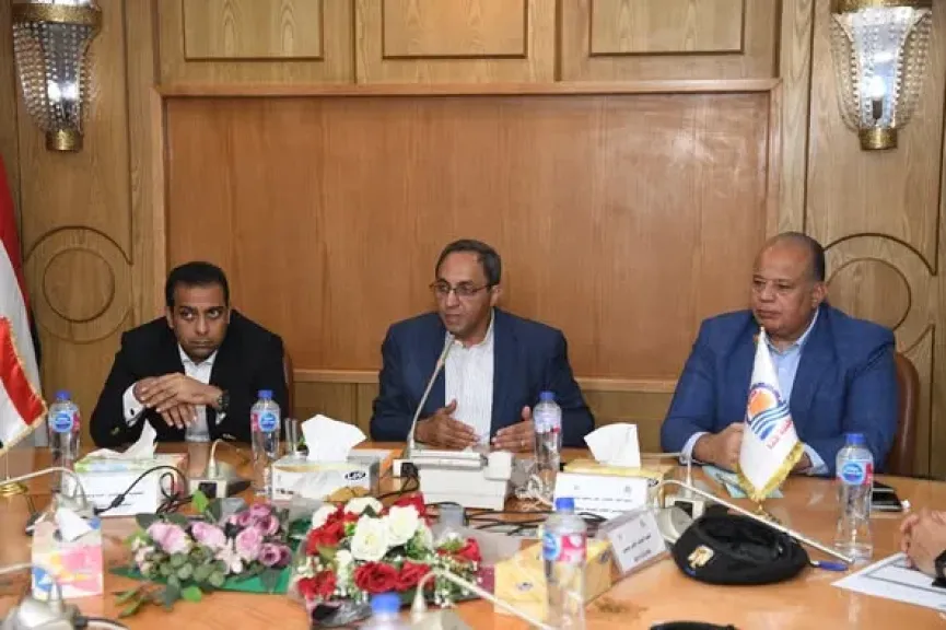 محافظ قنا خلال الاجتماع