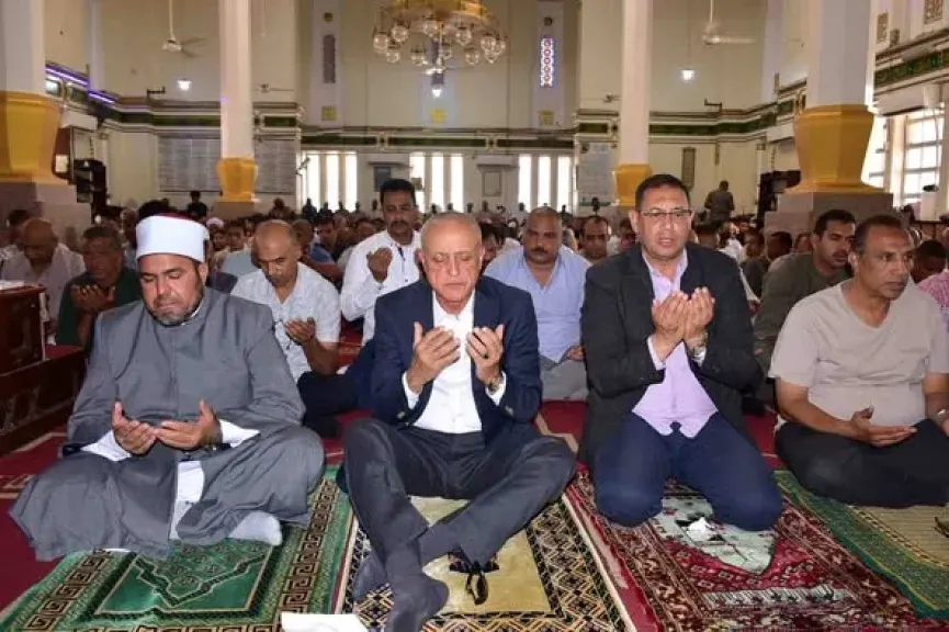 محافظ الأقصر يؤدي صلاة الجمعة بمسجد سيدي أحمد النجم