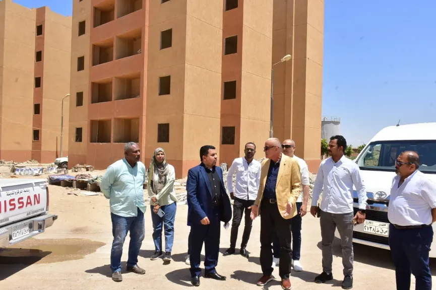 محافظ الأقصر يتفقد مشروعات الطرق والإسكان بمدينة الطود