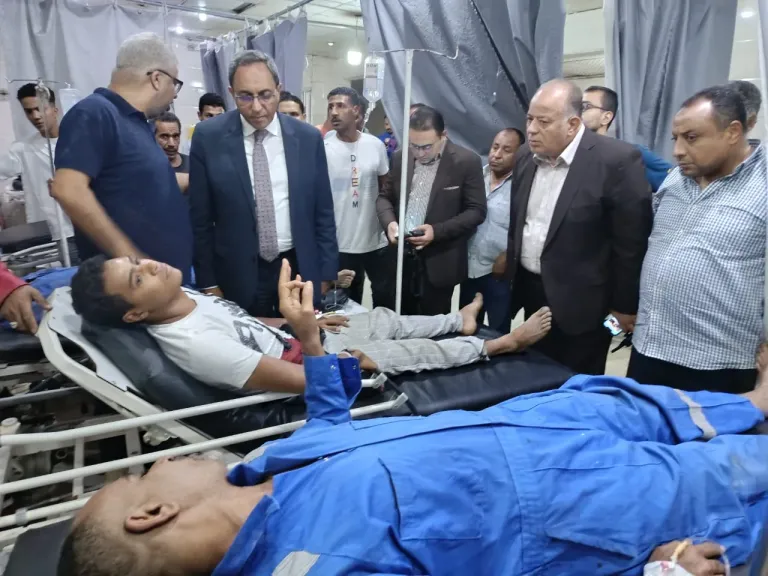 محافظ قنا يزور المصابين