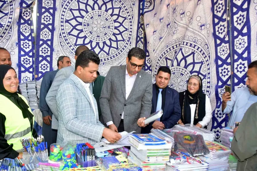 نائب محافظ الأقصر في المعرض