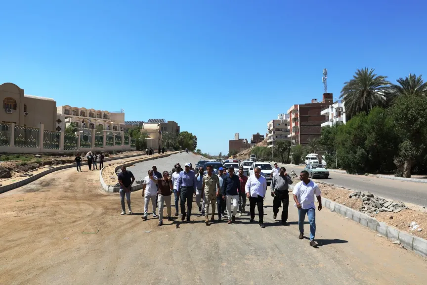 محافظ أسوان يتفقد الأعمال الجارية بمشروع تطوير وتوسعة طريق السادات
