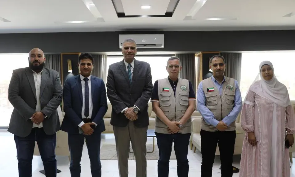 محافظ أسوان مع وفد جمعية "قبس من نور "