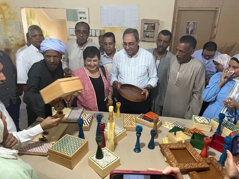 محافظ قنا يتفقد مشروعات الحرف اليدوية بقوص