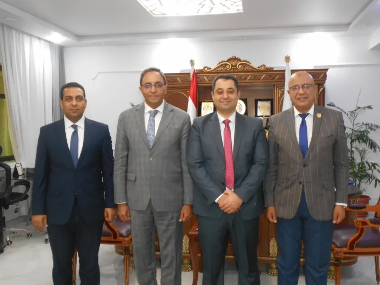 اجتماع محافظ قنا مع وكيل وزارة الصحة الجديد