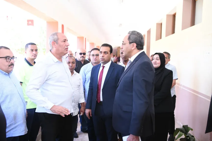 محافظ قنا يتفقد المقار الانتخابية
