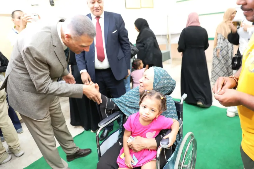 محافظ أسوان يتفقد لجان انتخابات مجلس الشيوخ