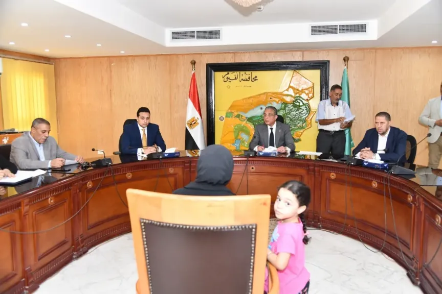 محافظ الفيوم يبحث مشاكل المواطنين