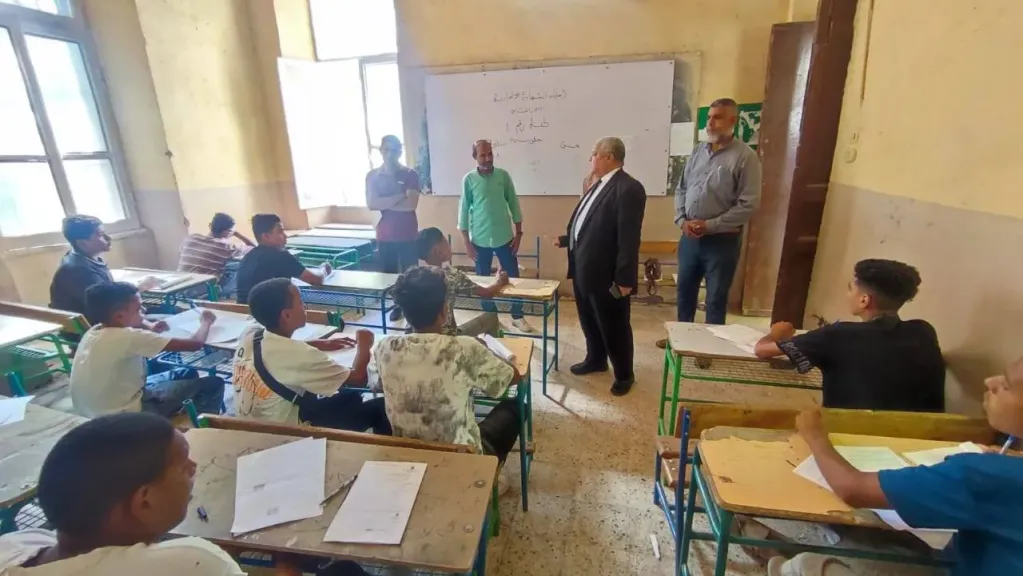 وكيل تعليم الأقصر يتابع امتحانات الدور الثاني للشهادة الإعدادية