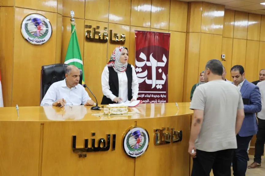محافظ المنيا يبحث مشاكل المواطنين