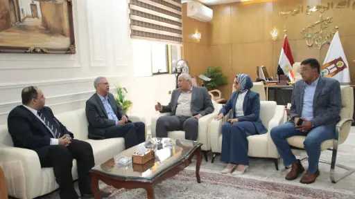 محافظ الوادي الجديد يبحث مع...