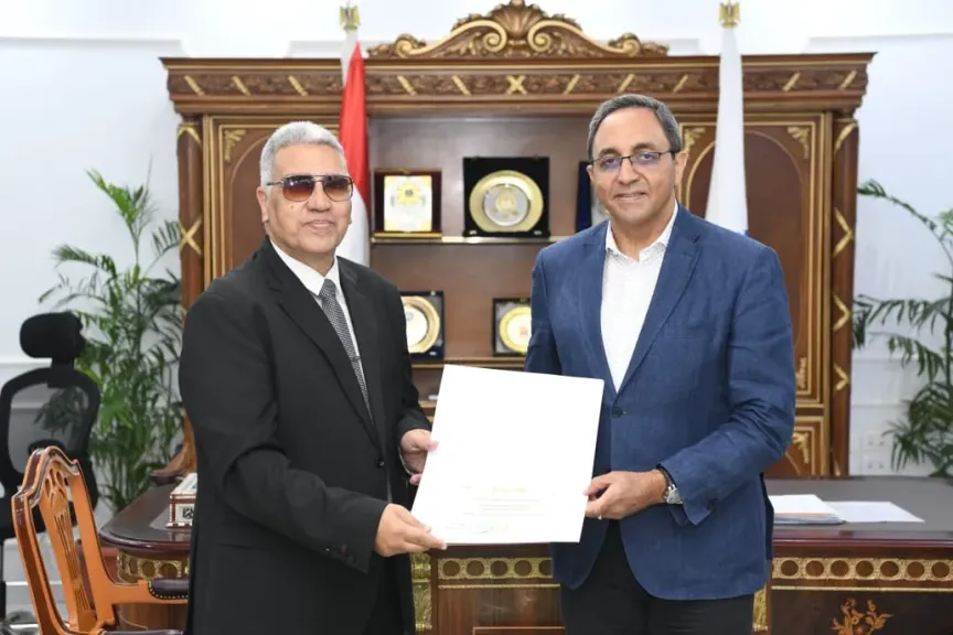 محافظ قنا يكرم وكيل وزارة التضامن الاجتماعي السابق