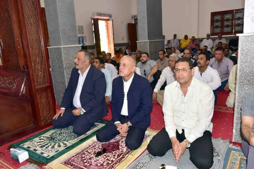 محافظ الأقصر يؤدى صلاة الجمعة