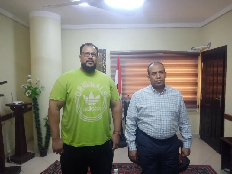  الزمقان يستقبل إبن نجع حمادى بطل العالم فى القوة البدنية.
