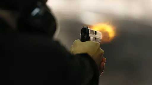 إصابة شخص بطلق ناري مجهول...