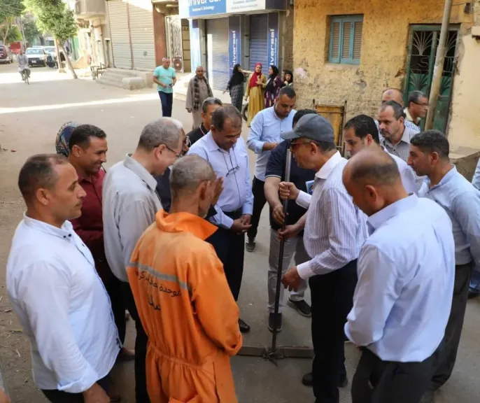 محافظ المنيا  وعمال الظافة