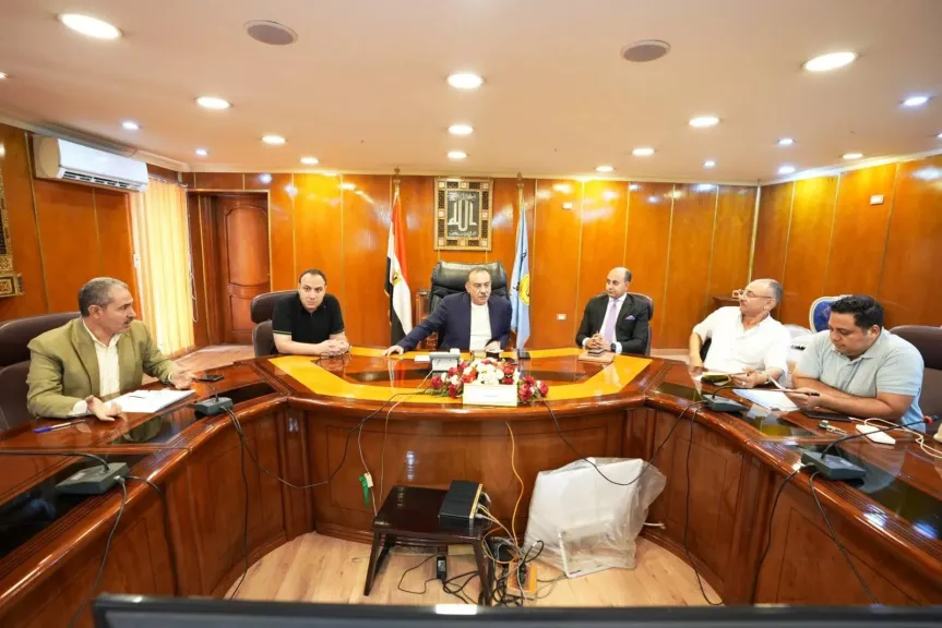 محافظ أسيوط خلال الاجتماع