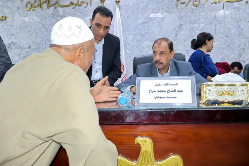 محافظ سوهاج يبحث شكاوى المواطنين