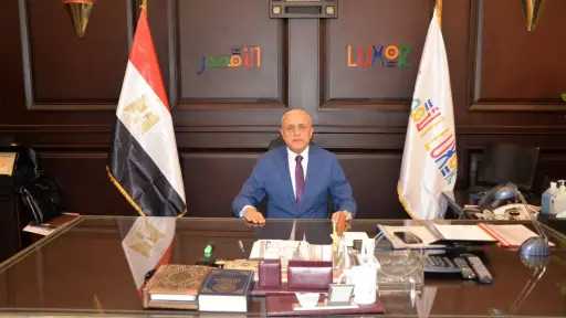 محافظ الأقصر يوقف عمل عمال...