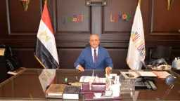 محافظ الأقصر يوقف عمل عمال...