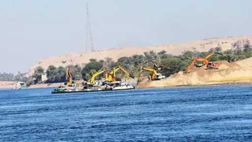 محافظ أسوان يحذر بوقف ترخيص...