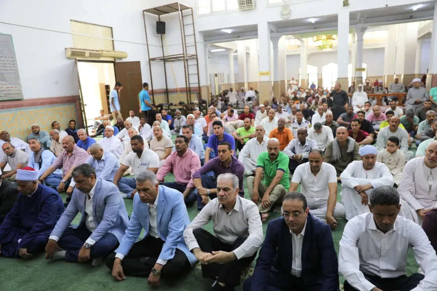 محافظ أسوان يؤدى صلاة الجمعة بمسجد النصر