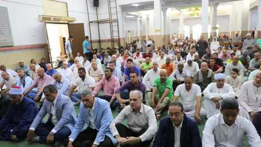 محافظ أسوان يؤدى صلاة الجمعة...