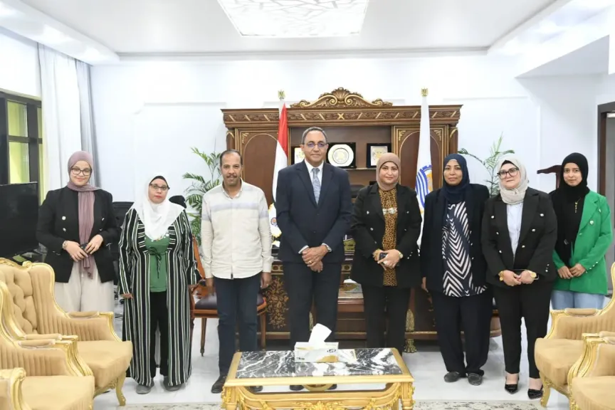  محافظ قنا يكرم العاملين بمكتب الاتصال السياسي