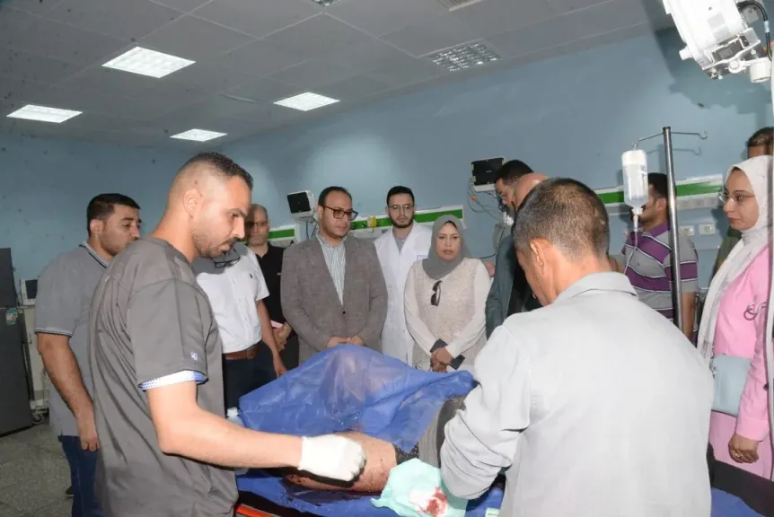 نائب محافظ أسيوط يزور مصابي حادث انقلاب الأتوبيس بالطريق الصحراوي الغربي