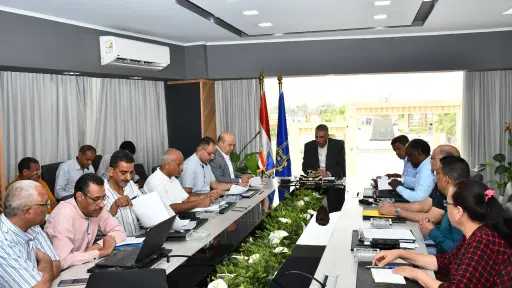 محافظ أسوان يناقش آليات تطبيق...