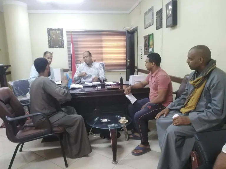 رئيس مركز نجع حمادي يبحث مشاكل المواطنين