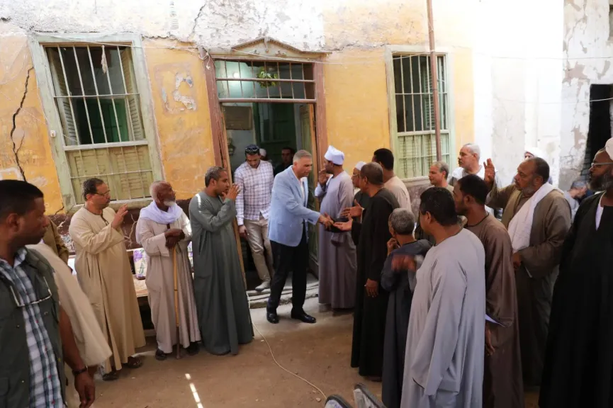 محافظ أسوان يقدم واجب العزاء