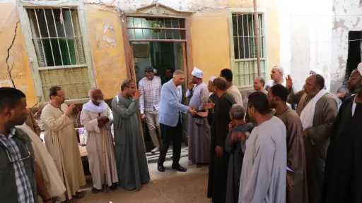 محافظ أسوان يقدم واجب العزاء...