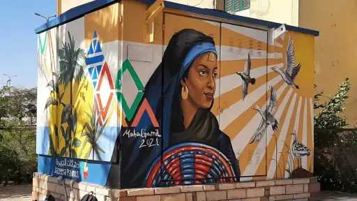 مصرع عامل وطفل في انهيار...