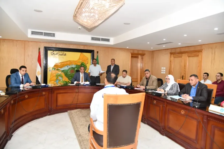 محافظ الفيوم يبحث مشاكل المواطنين