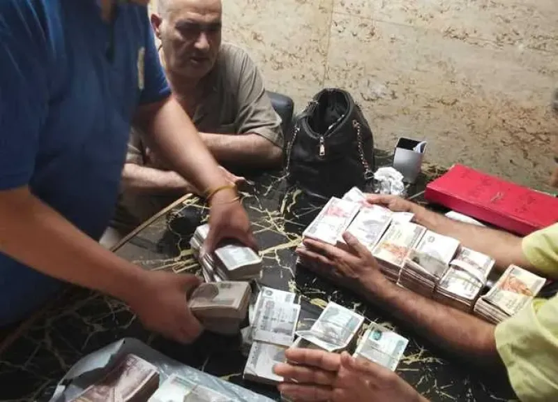 مسعف وسائق يعيدان  مبلغ  1.5 مليون جنيه  عثر ا عليه أثناء نقل مصابة في حادث ببني سويف