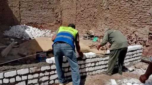 مجلس مدينة الأقصر يزيل سورًا...