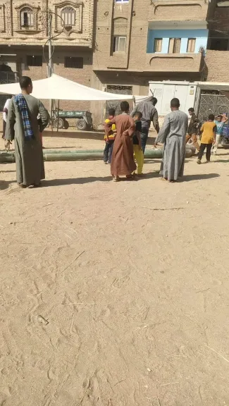 مصرع عامل سقط عليه  عمود  إنارة