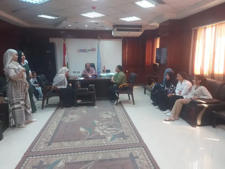 رئيس مدينة إسنا يستقبل فريق مشروع "ابنتي الغالية"