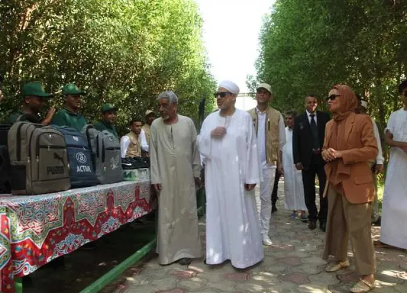 شيخ الأزهر يشرف بنفسه علي توزيع المساعدات