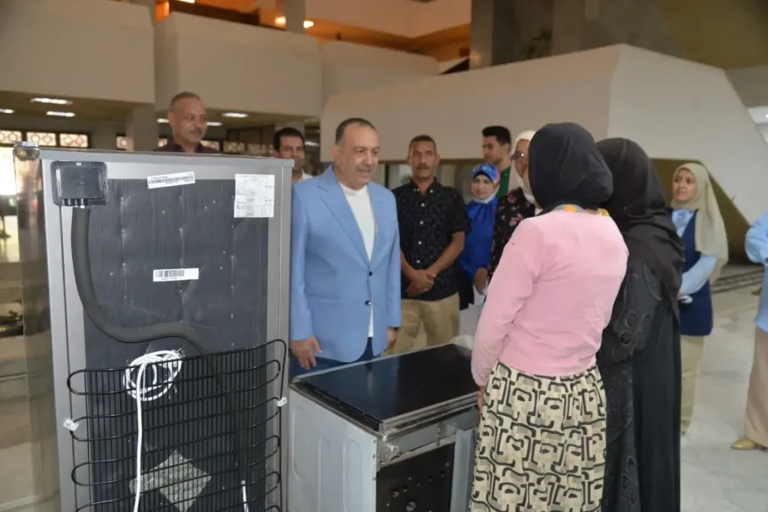محافظ أسيوط يسلم جهاز عروسة لابنة إحدى المستفيدات من مشروعات تمكين المرأة