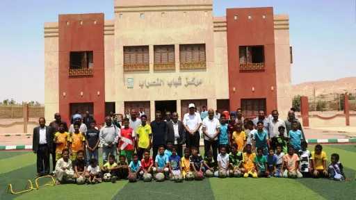 محافظ أسوان يتفقد مركز شباب...