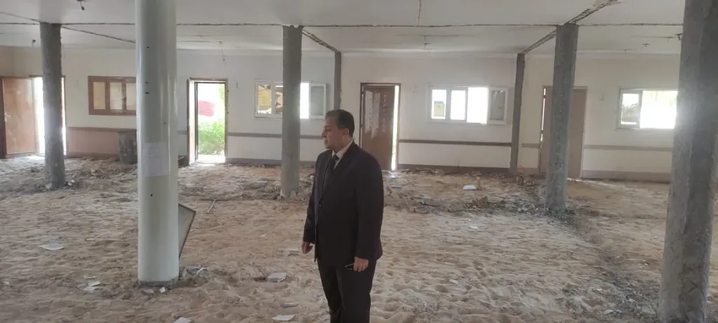 رئيس جامعة جنوب الوادي يتفقد حاضنة الأعمال