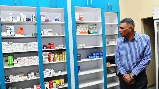 محافظ أسوان يفاجئ صيدلية الإسعاف...