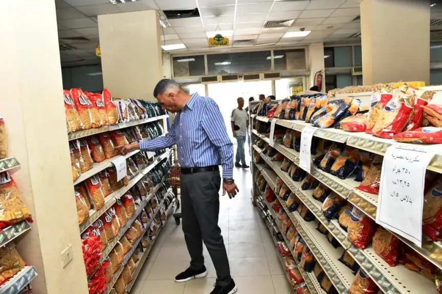 محافظ أسوان يتابع مبادرة ” خفض الأسعار ” بالمجمع الإستهلاكى بالشيخ هارون