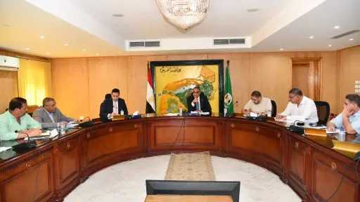 محافظ الفيوم يتابع معدلات الأداء...