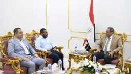 محافظ قنا يناقش مع مساعد...
