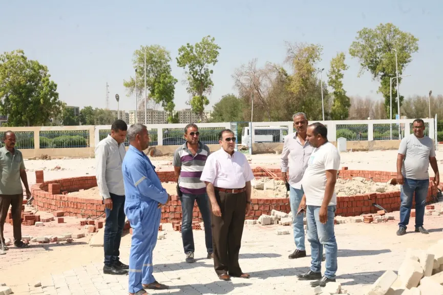 رئيس جامعة جنوب الوادي يتفقد أعمال التطوير بساحات الأنشطة